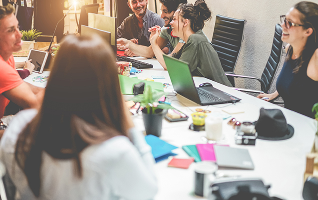 Young co-workers team talking during startup – Happy people planning a new project in creative workplace office – Focus on right top men – Technology, entrepreneur, marketing concept